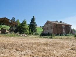 COUNTRY HOUSE TO RESTORE FOR SALE IN MARCHE Farmhouse with land in Italy